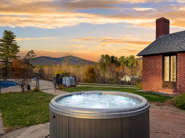 Charming Brick Retreat with Hot Tub & Mountain Views in Conway, New Hampshire - Conway, New Hampshire - glamping.directory