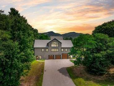 Charming Brick Retreat with Hot Tub & Mountain Views in Conway, New Hampshire - Conway, New Hampshire - glamping.directory