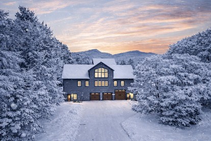Charming Brick Retreat with Hot Tub & Mountain Views in Conway, New Hampshire - Conway, New Hampshire - glamping.directory