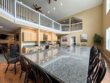 Charming Brick Retreat with Hot Tub & Mountain Views in Conway, New Hampshire - Conway, New Hampshire - glamping.directory