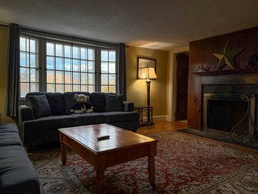 Charming Brick Retreat with Hot Tub & Mountain Views in Conway, New Hampshire - Conway, New Hampshire - glamping.directory