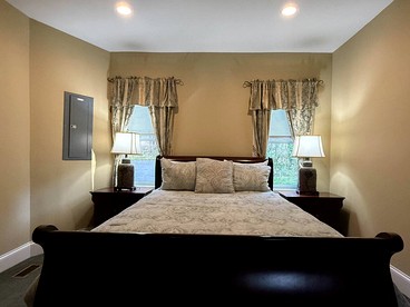 Charming Brick Retreat with Hot Tub & Mountain Views in Conway, New Hampshire - Conway, New Hampshire - glamping.directory