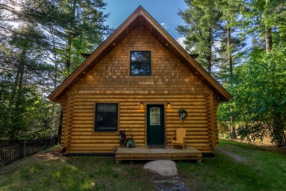 Rustic Log Cabin with Jacuzzi Bathtub in the Adirondack Mountains, New York - Wilmington, New York - glamping.directory