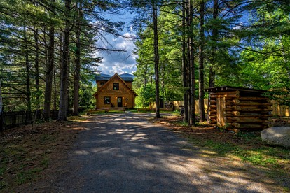 Rustic Log Cabin with Jacuzzi Bathtub in the Adirondack Mountains, New York - Wilmington, New York - glamping.directory