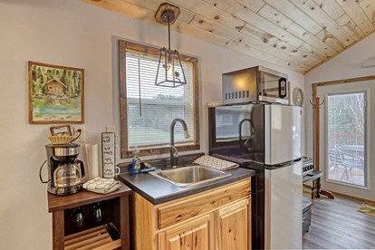 Vibrant Creekside Cabin Haven near Battle Creek River in South Dakota - Keystone, South Dakota - glamping.directory