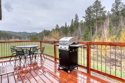 Vibrant Creekside Cabin Haven near Battle Creek River in South Dakota - Keystone, South Dakota - glamping.directory