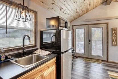 Vibrant Creekside Cabin Haven near Battle Creek River in South Dakota - Keystone, South Dakota - glamping.directory