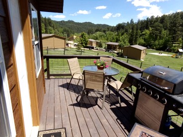 Vibrant Creekside Cabin Haven near Battle Creek River in South Dakota - Keystone, South Dakota - glamping.directory