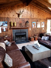 Elegant Western-Style Vacation Rental with Mountain Views near Madison River in Ennis, Montana - Ennis, Montana - glamping.directory
