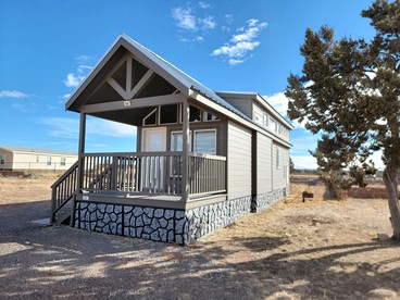 Stylish Tiny Home Getaway with Spacious Loft & Outdoor Area in Williams, Arizona - Williams, Arizona - glamping.directory