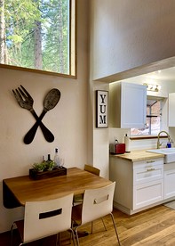 Cozy Cabin in Lush Forest with Shared Pool near Bear Valley Ski Resort in Arnold, California - Arnold, California - glamping.directory