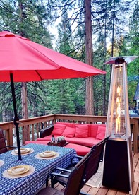 Cozy Cabin in Lush Forest with Shared Pool near Bear Valley Ski Resort in Arnold, California - Arnold, California - glamping.directory