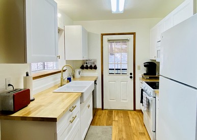 Cozy Cabin in Lush Forest with Shared Pool near Bear Valley Ski Resort in Arnold, California - Arnold, California - glamping.directory