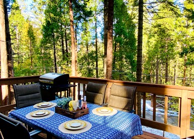 Cozy Cabin in Lush Forest with Shared Pool near Bear Valley Ski Resort in Arnold, California - Arnold, California - glamping.directory
