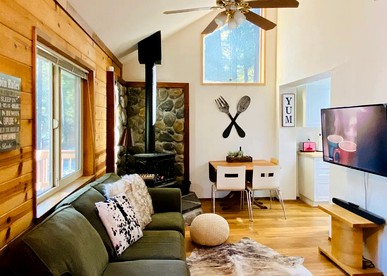 Cozy Cabin in Lush Forest with Shared Pool near Bear Valley Ski Resort in Arnold, California - Arnold, California - glamping.directory
