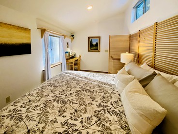 Cozy Cabin in Lush Forest with Shared Pool near Bear Valley Ski Resort in Arnold, California - Arnold, California - glamping.directory