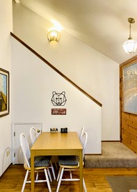 Cozy Cabin in Lush Forest with Shared Pool near Bear Valley Ski Resort in Arnold, California - Arnold, California - glamping.directory