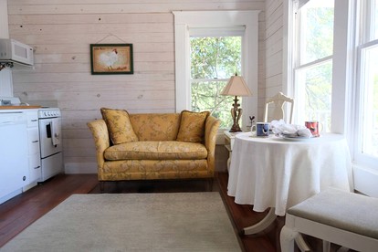Beautiful Texas Cottage for a Romantic Canyon Lake Getaway - Fischer, Texas - glamping.directory