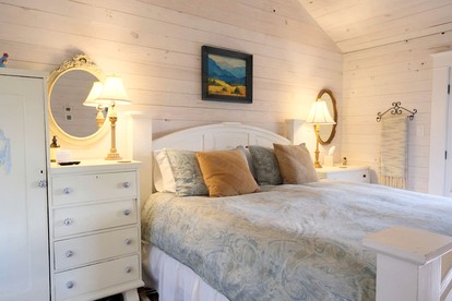 Beautiful Texas Cottage for a Romantic Canyon Lake Getaway - Fischer, Texas - glamping.directory