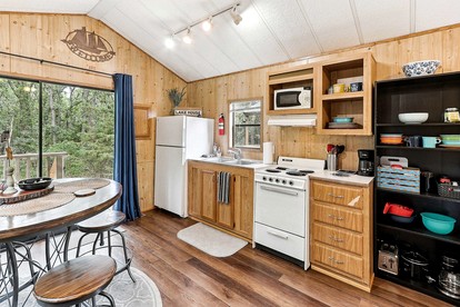 Idyllic Rental Cabin for Romantic Getaways and Outdoor Adventures by Toronto Lake, Kansas - Toronto, Kansas - glamping.directory