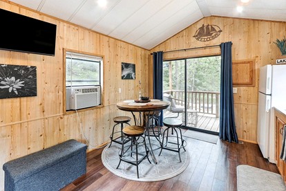 Idyllic Rental Cabin for Romantic Getaways and Outdoor Adventures by Toronto Lake, Kansas - Toronto, Kansas - glamping.directory