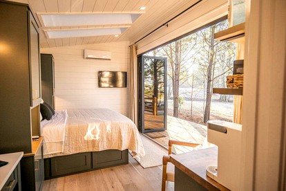 Memorable Getaways in Alabama in this Lovely Tiny House with Hot Tub near Lake Guntersville - Guntersville, Alabama - glamping.directory