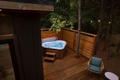 Memorable Getaways in Alabama in this Lovely Tiny House with Hot Tub near Lake Guntersville - Guntersville, Alabama - glamping.directory