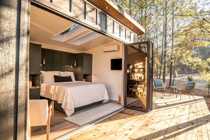 Memorable Getaways in Alabama in this Lovely Tiny House with Hot Tub near Lake Guntersville - Guntersville, Alabama - glamping.directory