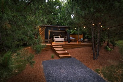 Memorable Getaways in Alabama in this Lovely Tiny House with Hot Tub near Lake Guntersville - Guntersville, Alabama - glamping.directory