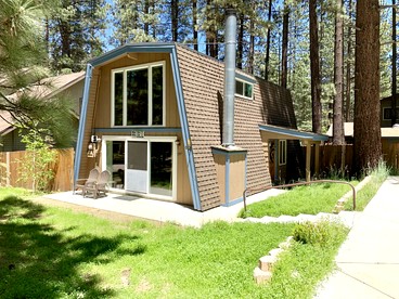 Comfy Cabin with Outdoor Living Space with Spa in Big Bear Lake - Big Bear Lake, California - glamping.directory