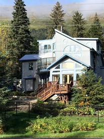 Spacious Family Retreat for a Secluded Getaway in Girdwood, Alaska - glamping.directory