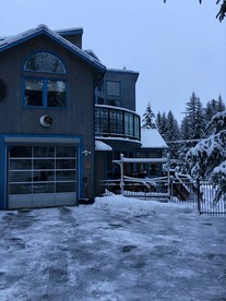 Spacious Family Retreat for a Secluded Getaway in Girdwood, Alaska - Girdwood, Alaska - glamping.directory