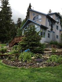 Spacious Family Retreat for a Secluded Getaway in Girdwood, Alaska - Girdwood, Alaska - glamping.directory