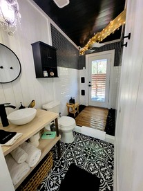 Beautiful Modern Tree House Cabin Surrounded by Trees for a Peaceful Romantic Getaway near Lone Oak, Texas - Lone Oak, Texas - glamping.directory