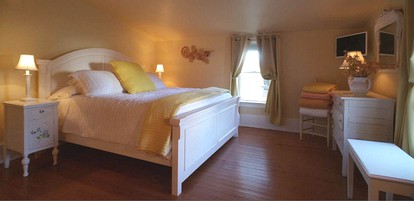 Bright Lakefront Bed and Breakfast Suite near Greenville, North Carolina - Williamston, North Carolina - glamping.directory