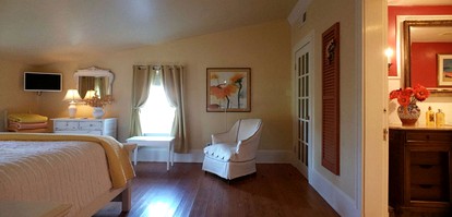 Bright Lakefront Bed and Breakfast Suite near Greenville, North Carolina - Williamston, North Carolina - glamping.directory