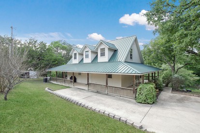 Riverside Cottage Getaway with a Wraparound Porch near New Braunfels, Texas - glamping.directory