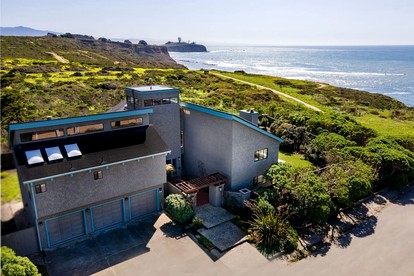 Incredible Oceanfront Retreat with Stunning Views for Group Getaways in Moss Beach, California - Moss Beach, California - glamping.directory