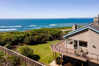 Incredible Oceanfront Retreat with Stunning Views for Group Getaways in Moss Beach, California - Moss Beach, California - glamping.directory