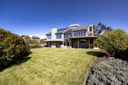 Incredible Oceanfront Retreat with Stunning Views for Group Getaways in Moss Beach, California - glamping.directory