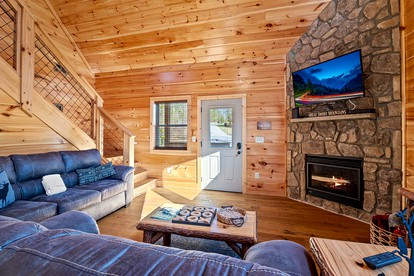 Rustic Family Cabin with Hot Tub with Arcade in Great Smoky Mountains near Gatlinburg, Tennessee - Gatlinburg, Tennessee - glamping.directory