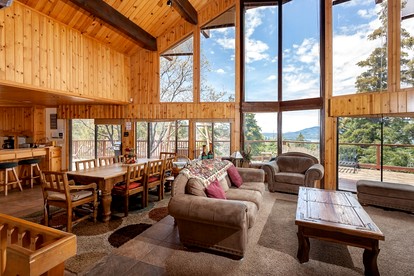 Breathtaking Huge Cabin with Hot-tub and Stunning Views in Moonridge, California - Moonridge, California - glamping.directory