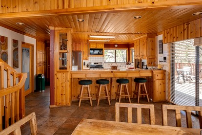 Breathtaking Huge Cabin with Hot-tub and Stunning Views in Moonridge, California - Moonridge, California - glamping.directory