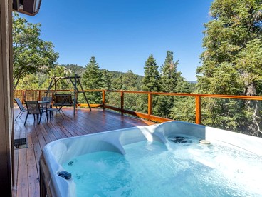 Breathtaking Huge Cabin with Hot-tub and Stunning Views in Moonridge, California - Moonridge, California - glamping.directory