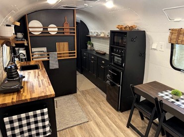 Luxurious Remodeled Airstream with Wraparound Deck and Spa near Honey Grove, Texas - Honey Grove, Texas - glamping.directory