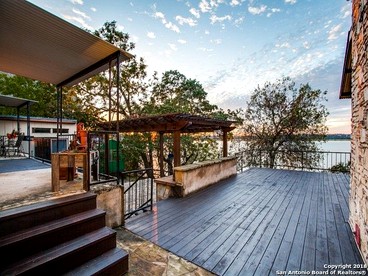 Lake View Glamping Rental in Canyon Lake, Texas - Canyon Lake, Texas - glamping.directory