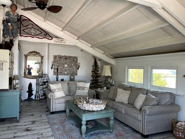 Beautiful Cottage on the Bay with Private Dock and Hot Tub for a Memorable Getaway on Little Gasparilla Island, Florida - Placida, Florida - glamping.directory