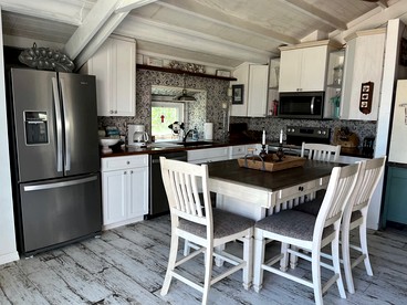 Beautiful Cottage on the Bay with Private Dock and Hot Tub for a Memorable Getaway on Little Gasparilla Island, Florida - Placida, Florida - glamping.directory