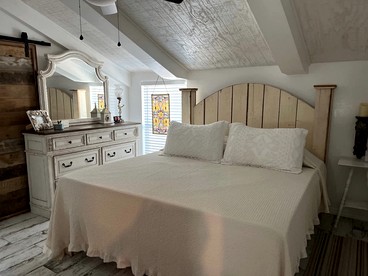 Beautiful Cottage on the Bay with Private Dock and Hot Tub for a Memorable Getaway on Little Gasparilla Island, Florida - Placida, Florida - glamping.directory