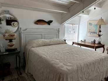 Beautiful Cottage on the Bay with Private Dock and Hot Tub for a Memorable Getaway on Little Gasparilla Island, Florida - Placida, Florida - glamping.directory